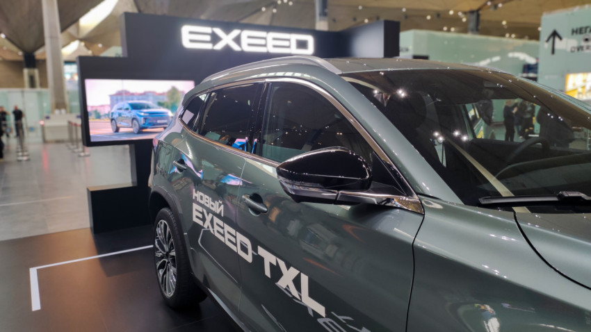 Боковая дверь EXEED TXL с надписью «Новый EXEED TXL»