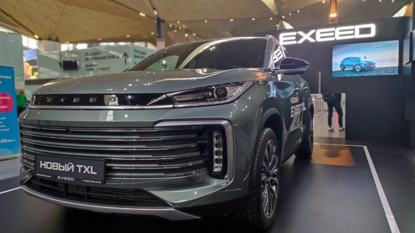 Передняя часть EXEED TXL на подиуме, низкий ракурс