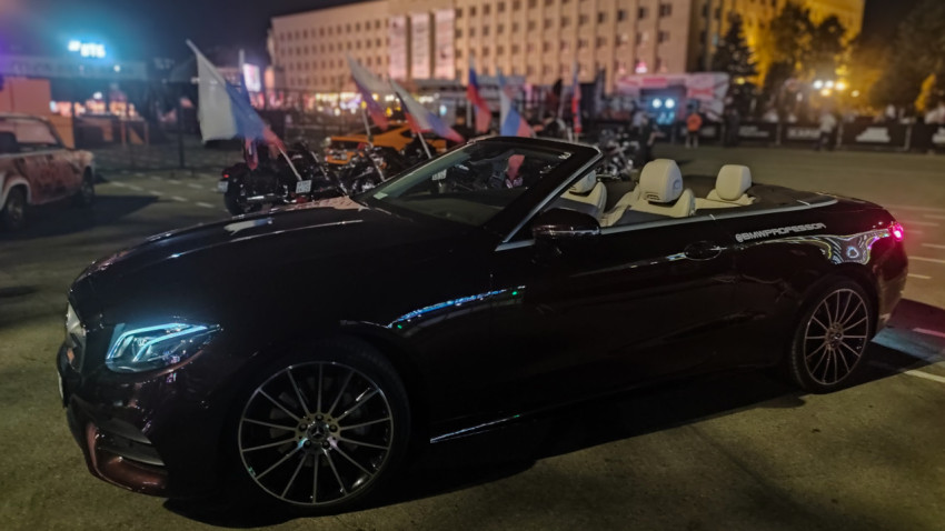 Чёрный кабриолет Mercedes в ночной колонне на городской площади