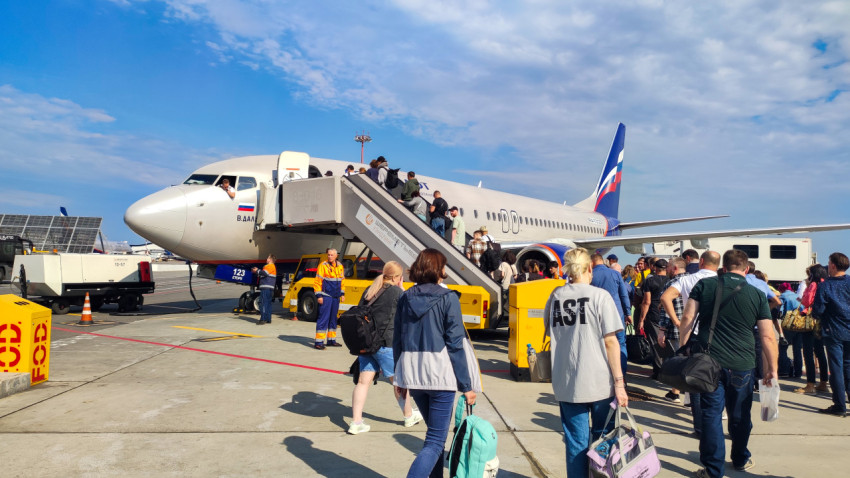 Посадка по трапу к самолёту Aeroflot на перроне
