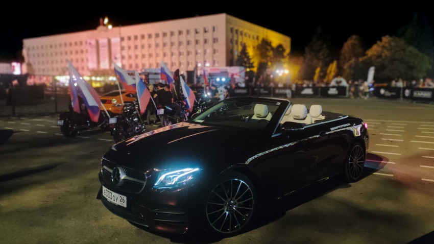 Передний план кабриолета Mercedes в ночном городском проезде