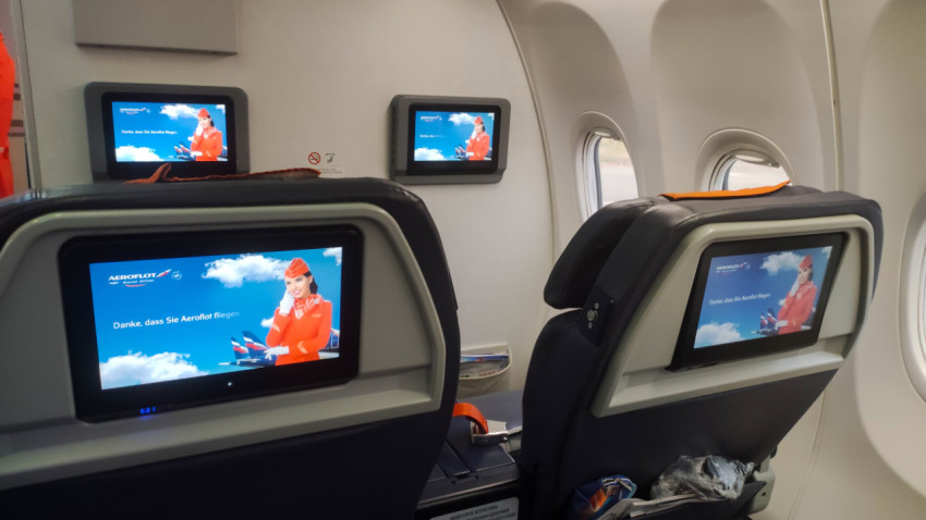 Салон самолёта Aeroflot: экраны на спинках кресел и иллюминаторы