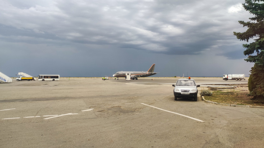 Самолёт у трапа и заправщик на перроне аэропорта