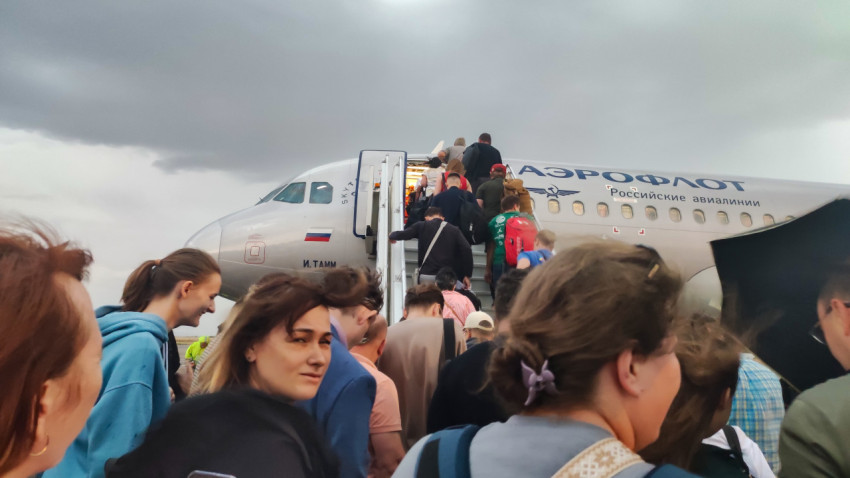 Посадка пассажиров по трапу к самолёту Aeroflot на перроне