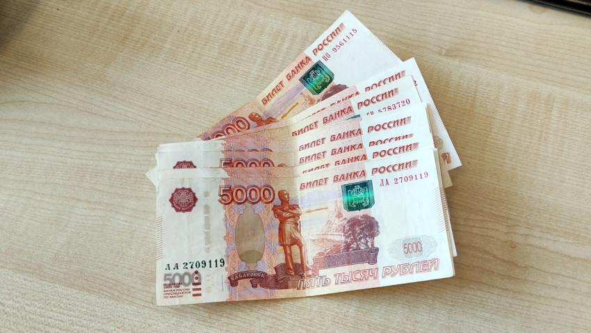 Куча российских денег на деревянном столе