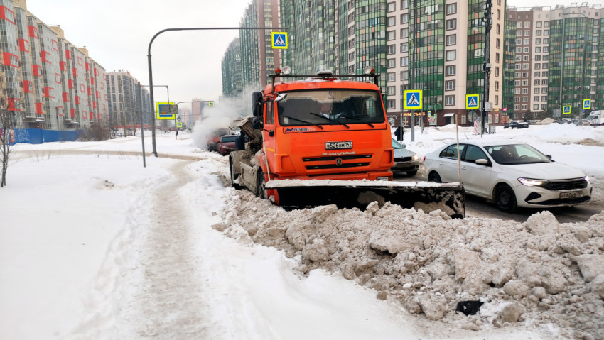 Снегоочиститель и автомобиль на городской улице