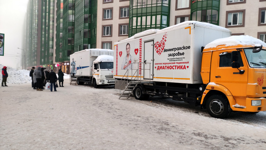 Два грузовика передвижного медицинского комплекса