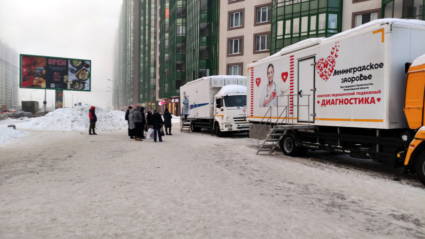 Передвижная амбулатория припаркована рядом друг с другом на снежной дороге