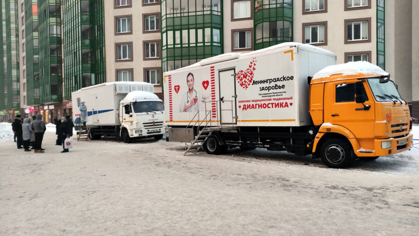 Два грузовика медицинского центра припаркованы рядом