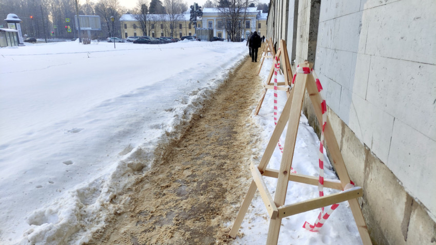 Снежный тротуар, посыпанный песком
