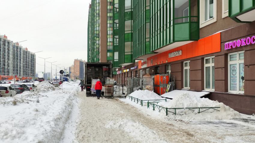Разгрузка товара в магазине Дикси