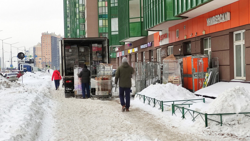 Выгрузка продукции в супермаркете Дикси