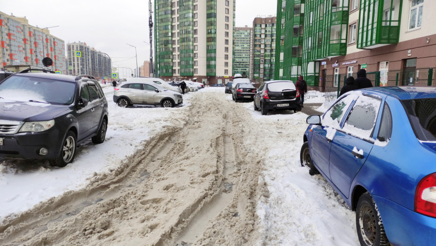 Машины припаркованы на снегу