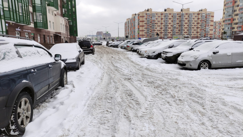 Машины, припаркованные в снегу