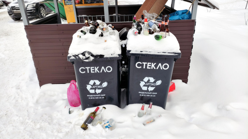 Пара контейнеров для стеклянных бутылок в снегу