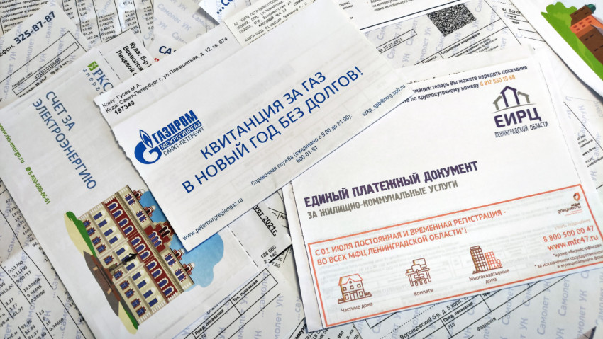 Счета за электроэнергию, газ и коммунальные услуги на вершине кучи квитанций