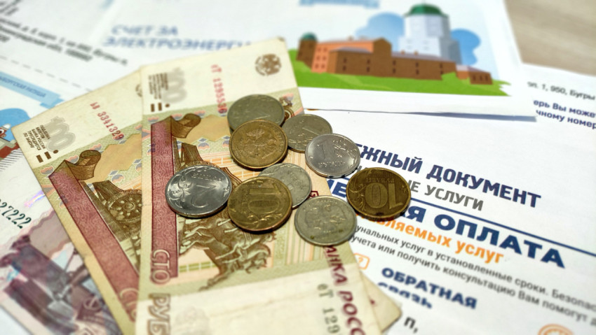 Российские рубли и счета на оплату коммунальных услуг на столе