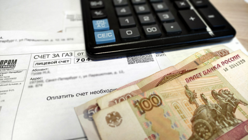 Калькулятор, счет за газ и деньги