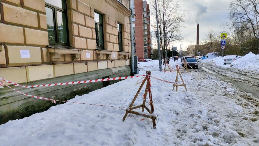 Ограждения у стены дома