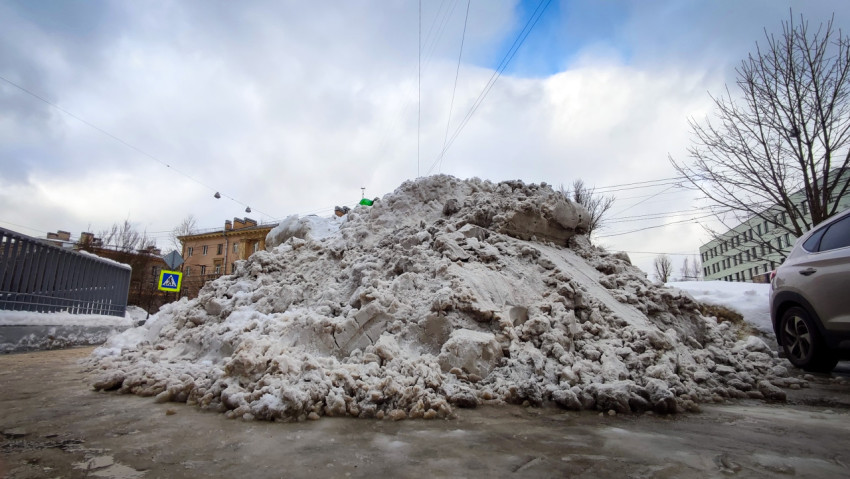 Огромный сугроб на парковке