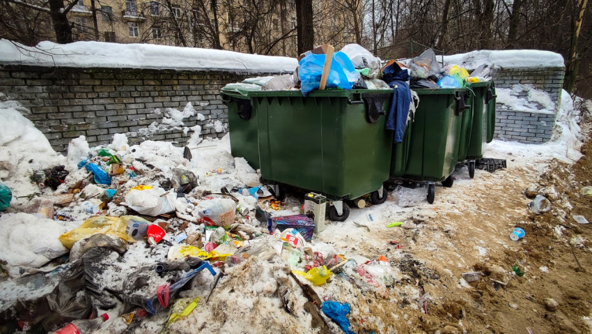 Переполненные мусорные контейнеры на улице