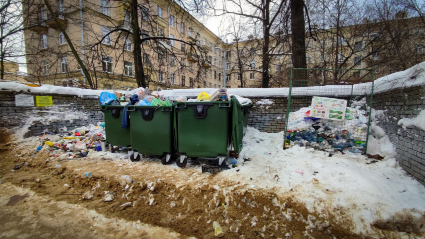 Переполненная контейнерная площадка для отходов