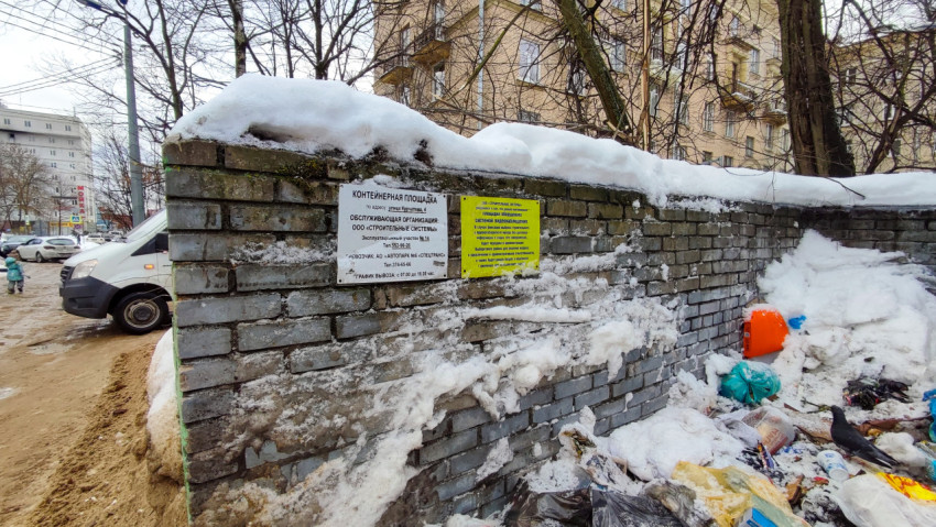 Свалка мусора у стены