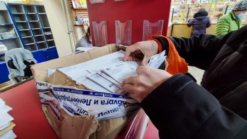 Клиент на почте перебирает корреспонденцию в надежде обнаружить среди них своё письмо
