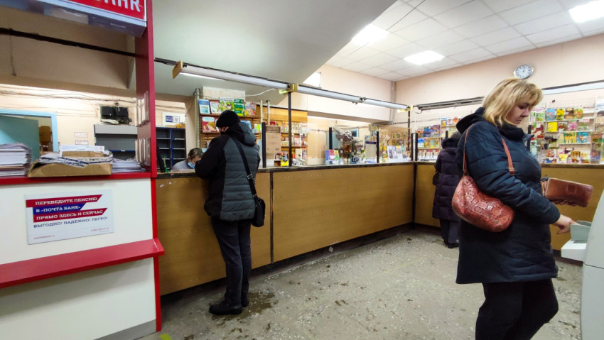 Посетители в отделении почты во время рабочего дня