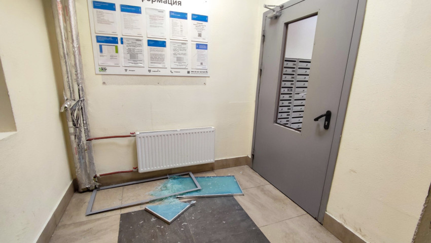 Разбитое стекло двери в подъезде многоквартирного дома