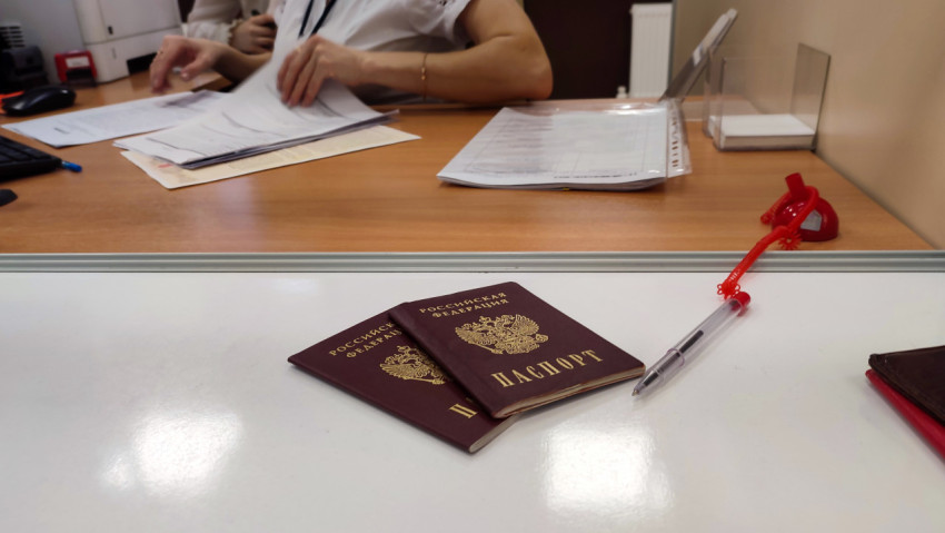 Паспорта на столе в МФЦ