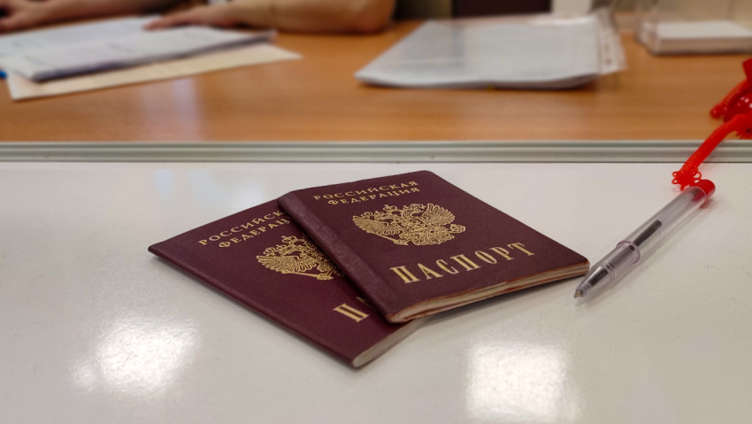 Паспорта на столе в многофункциональном центре во время подачи документов