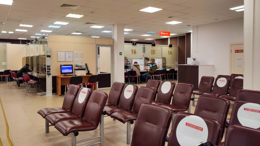 Скамейки в офисе Многофункционального центра предоставления государственных услуг