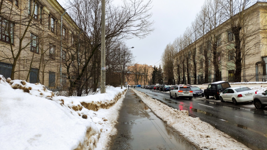 Заснеженная улица в городе