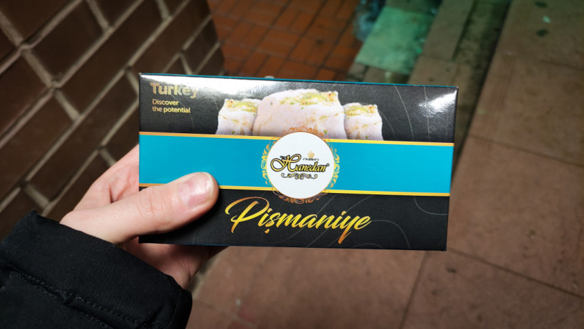 Турецкое лакомство Пишмание в руке