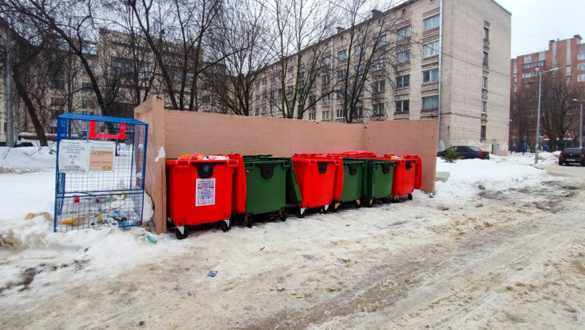 Площадка для отходов с мусорными контейнерами
