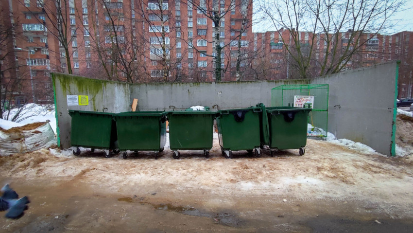 Место для сбора отходов с контейнерами