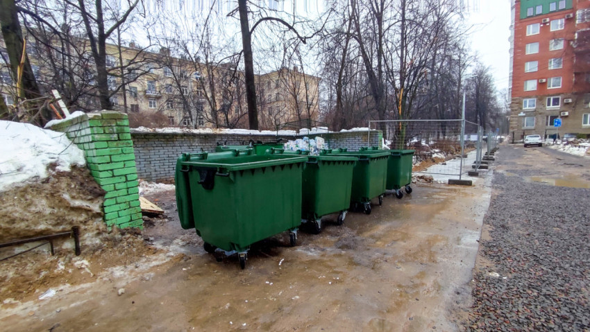 Контейнеры для мусора на улице в зимний день