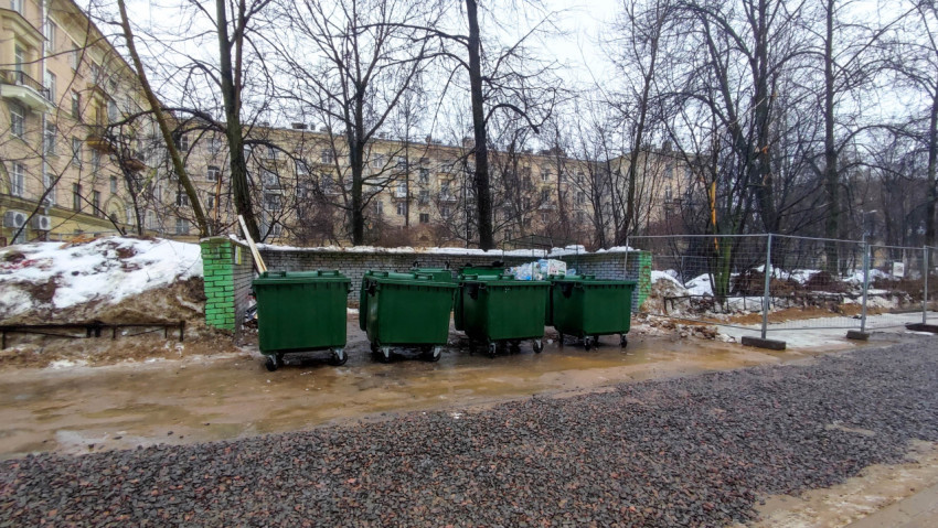 Зеленые мусорные баки на улице