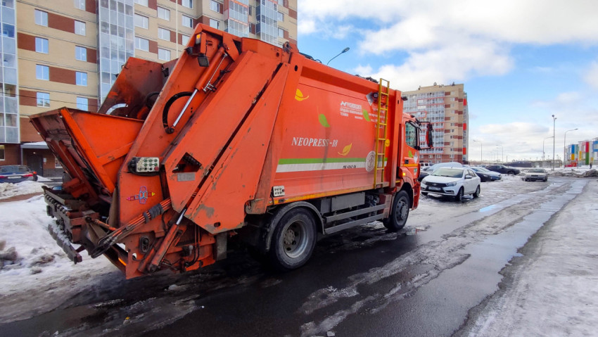 Мусоровоз на территории жилого комплекса