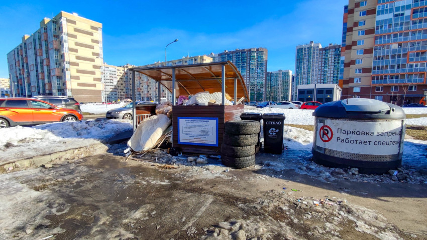 Мусорка со старыми матрасами и автошинами в жилом районе