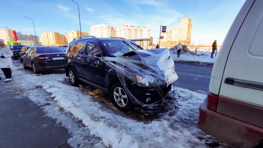 Разбитый автомобиль у обочины