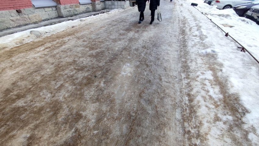 Лед на тротуаре
