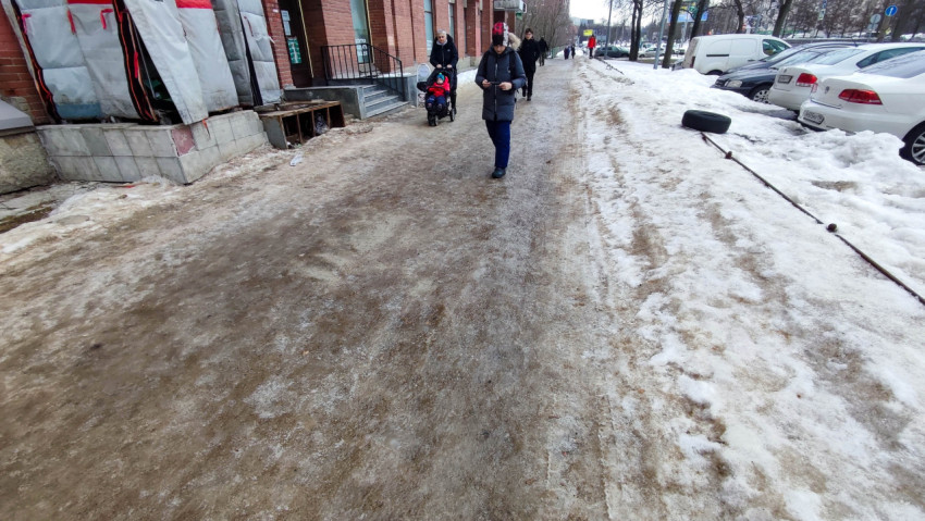 Люди идут по обледенелому тротуару