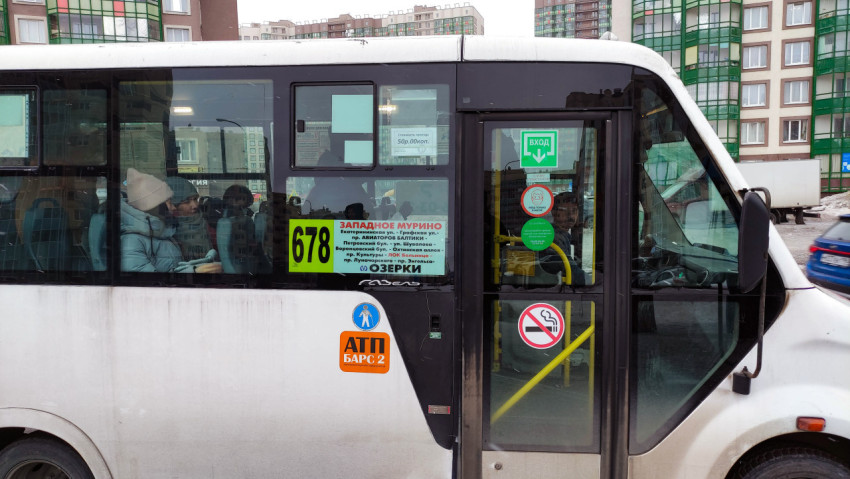 Автобус маршрута 678 на остановке