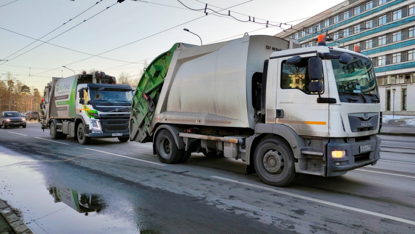 2 мусоровоза на улице в городе
