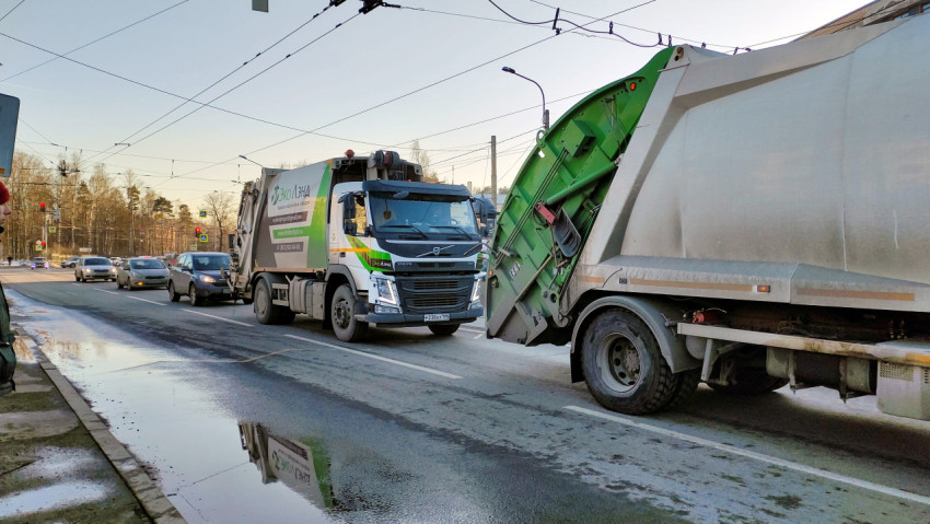 Грузовики для вывоза мусора на улице в городе
