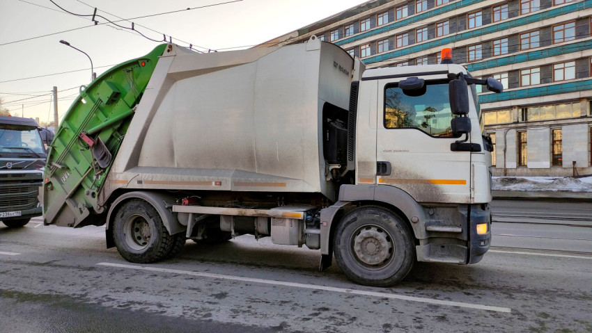 Мусоровоз, работающий на улице в городском районе