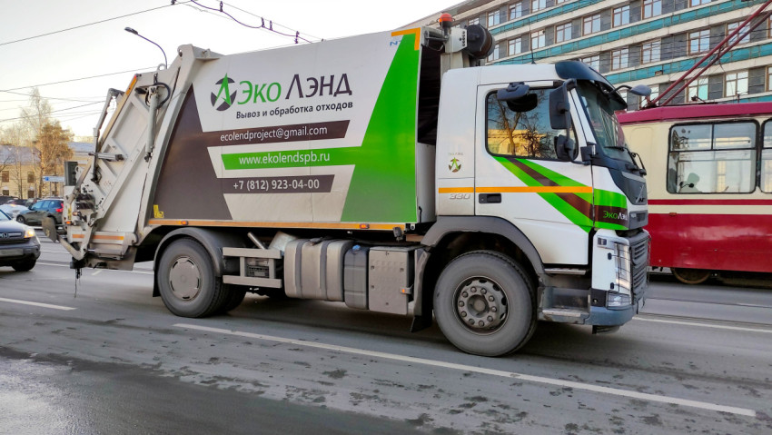 Мусоровоз на улице, вывозящий отходы из города