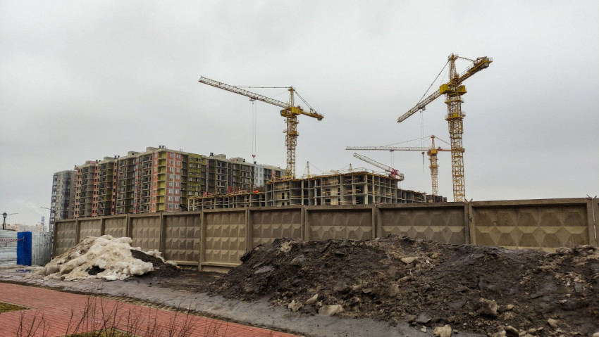 Строительство многоквартирного дома с башенными кранами